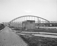 856932 Gezicht het gasstation van het G.C.N. aan de Isotopenweg te Utrecht. Op de achtergrond de DEMKA-brug over het ...